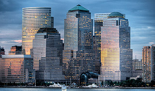 В здании Всемирного финцентра искали бомбу В здании Всемирного финцентра искали бомбу