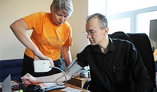 Голодающий Олег Шеин ест глюкозу Голодающий Олег Шеин ест глюкозу