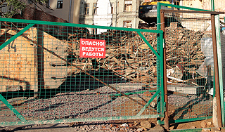 Забор придавил бабушку с ребенком в Москве Забор придавил бабушку с ребенком в Москве