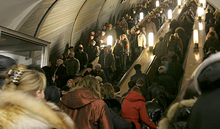 Люди ранены после остановки эскалатора Люди ранены после остановки эскалатора