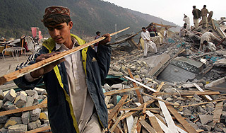 Десятки индийцев погребены под завалами Десятки индийцев погребены под завалами