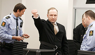 Брейвик устроил скандал в суде Брейвик устроил скандал в суде