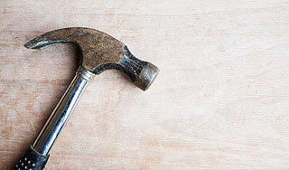 Подросток избил брата молотком Подросток избил брата молотком