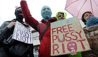 Подростки повторили выходку Pussy Riot Подростки повторили выходку Pussy Riot