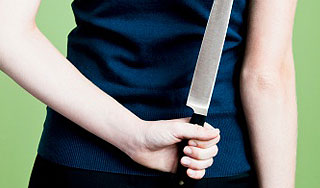 Девушка ударила ребенка ножом у храма Девушка ударила ребенка ножом у храма