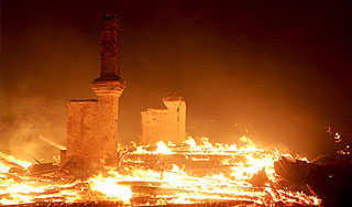 В Сибири лесной пожар уничтожает поселок В Сибири лесной пожар уничтожает поселок