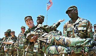 Солдат США отругали за фото с трупами Солдат США отругали за фото с трупами