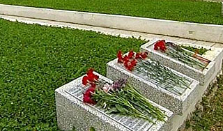 На Украине сносят могилу советских воинов На Украине сносят могилу советских воинов