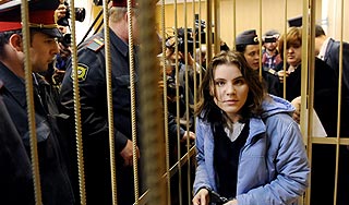 Pussy Riot оставили под стражей до 24 июня Pussy Riot оставили под стражей до 24 июня