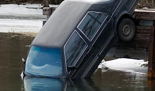 В центре Москвы автомобиль упал в реку В центре Москвы автомобиль упал в реку