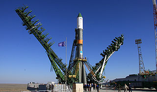 Космический грузовик везет консервы на МКС Космический грузовик везет консервы на МКС