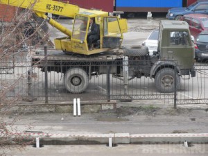 Бизнесмен расширил автостоянку за счет проезжей части Фото: bragazeta.ru