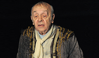 Броневого увезли в больницу из театра Броневого увезли в больницу из театра