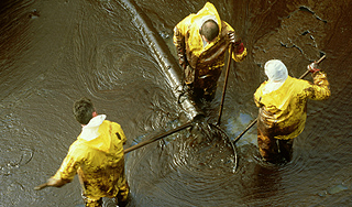 Спасатели сутки боролись с фонтаном нефти Спасатели сутки боролись с фонтаном нефти