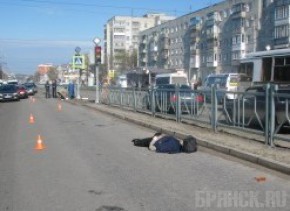 Водитель автомобиля насмерть сбил пешехода и скрылся