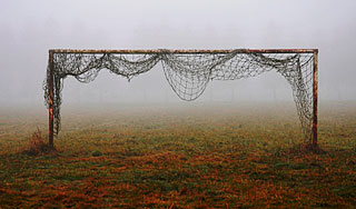 Футбольные ворота сломали шею школьнице Футбольные ворота сломали шею школьнице