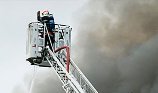 Из горящего здания в Москве спасли людей Из горящего здания в Москве спасли людей