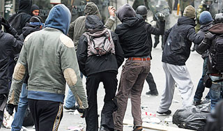 Мэрия столицы Калмыкии попала в осаду Мэрия столицы Калмыкии попала в осаду