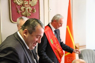 Губернатор нагнул Горсовет: депутаты «выбрали» нового главу Хвича Сахелашвили радуется новому главе и своему назначению. Фото: БРЯНСК.RU