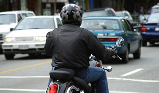 Мотоциклисты грабят женщин в Москве Мотоциклисты грабят женщин в Москве