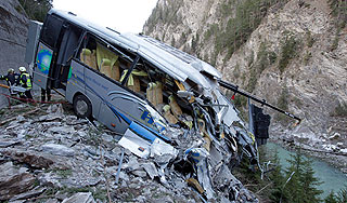 В Румынии автобус с людьми упал в пропасть В Румынии автобус с людьми упал в пропасть