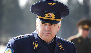 Медведев уволил главнокомандующего ВВС Медведев уволил главнокомандующего ВВС