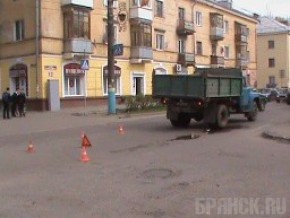 В Брянске грузовик сбил трех школьников
