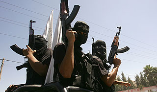 В Сирии сдаются сотни боевиков В Сирии сдаются сотни боевиков