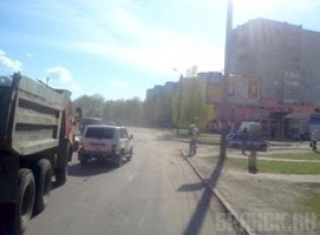 КамАЗ отбросил легковушку на пешехода