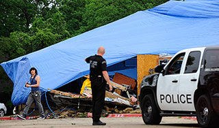 Шторм в США обрушил крышу на людей Шторм в США обрушил крышу на людей