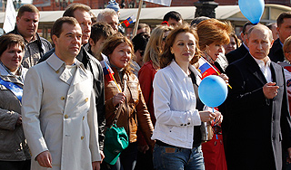 Медведев и Путин вышли на марш миллионов Медведев и Путин вышли на марш миллионов