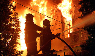 Спящих москвичей спасали из горящего дома Спящих москвичей спасали из горящего дома
