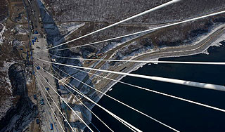 Экстремалы "покорили" мост во Владивостоке Экстремалы "покорили" мост во Владивостоке