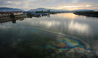 Спасатели остановили загрязнение Ангары Спасатели остановили загрязнение Ангары