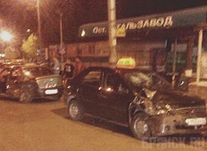 В Бежице таксист протаранил машину своего коллеги