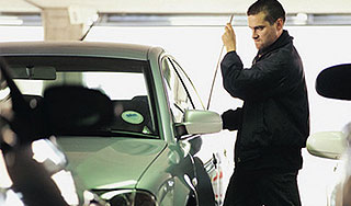 Дорогие иномарки угнали из автосалона Дорогие иномарки угнали из автосалона