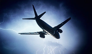 В самолет из Москвы ударила молния В самолет из Москвы ударила молния