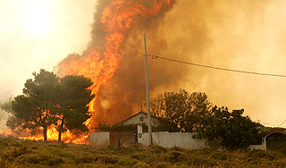 Жилые дома вспыхнули в сибирском поселке Жилые дома вспыхнули в сибирском поселке