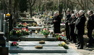 Дачник выложил дорожки надгробиями воинов Дачник выложил дорожки надгробиями воинов