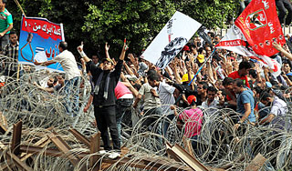 Демонстранты штурмуют Минобороны Египта Демонстранты штурмуют Минобороны Египта