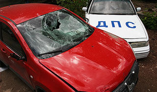 Машина протаранила полицейских в Приморье Машина протаранила полицейских в Приморье