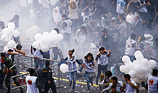 На толпу в Ереване обрушился горящий дождь На толпу в Ереване обрушился горящий дождь