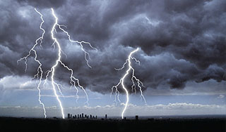 Молнии убили за сутки десятки индийцев Молнии убили за сутки десятки индийцев