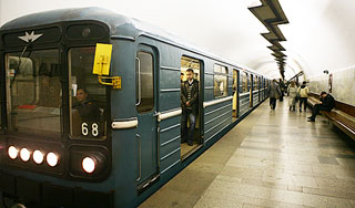 Подросток сорвался с поезда в метро Москвы Подросток сорвался с поезда в метро Москвы