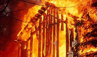 Мужчина случайно сжег дом с детьми Мужчина случайно сжег дом с детьми