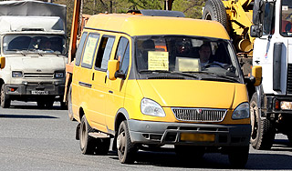 Маршрутка протаранила полицейские машины Маршрутка протаранила полицейские машины