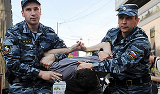 Подростки разбили машину полиции битами Подростки разбили машину полиции битами