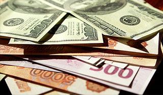 Доллар и евро резко опустили рубль Доллар и евро резко опустили рубль