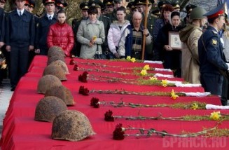 Под Комаричами перезахоронили останки 200 солдат