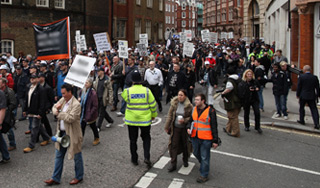 Сотни тысяч британцев вышли на демонстрацию Сотни тысяч британцев вышли на демонстрацию